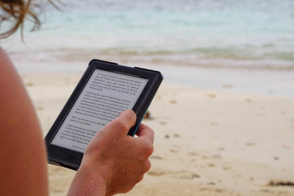 Lire avec son Kindle Paperwhite sur la plage sans risque