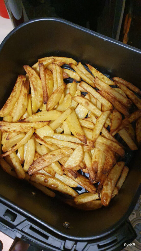 Cuisson des frites avec la friteuse à air connectée