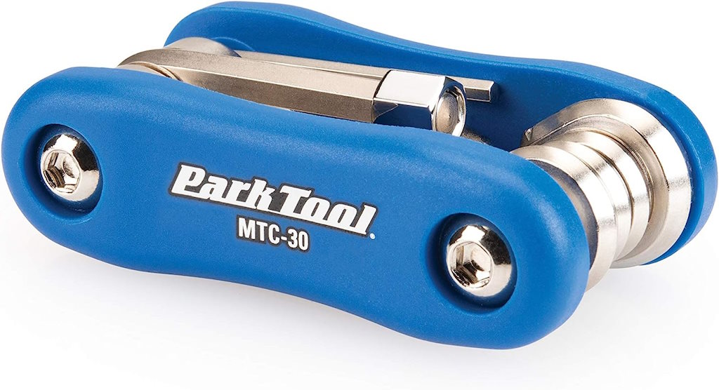 Le Park Tool MTC-30 en position fermée se glisse dans une sacoche ou dans la poche de son maillot