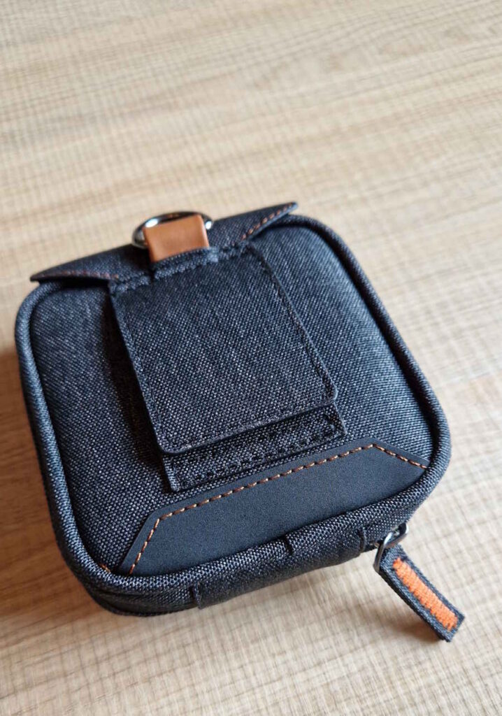 Un scratch pour accrocher la pochette à une ceinture