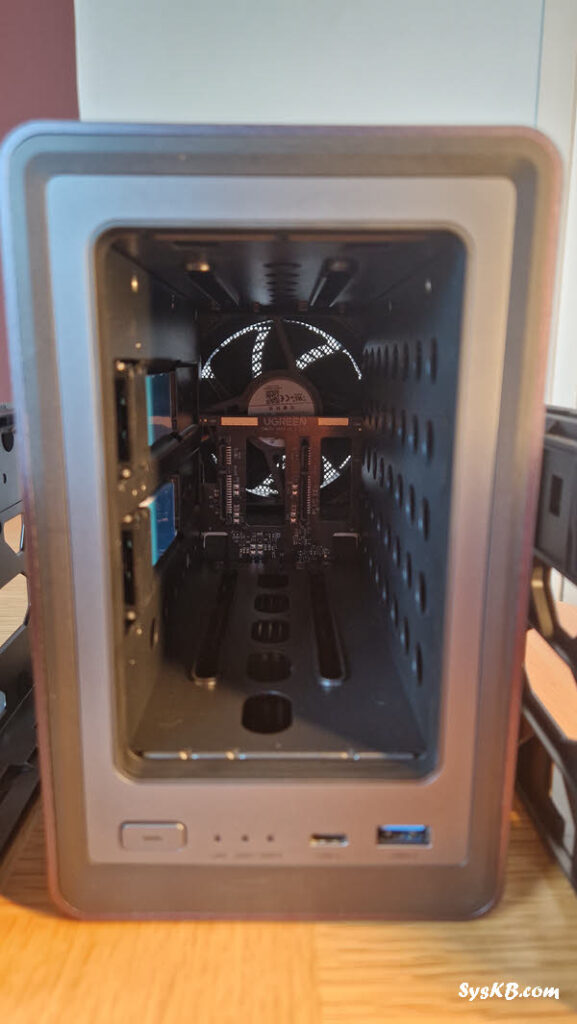 L'intérieur du UGREEN NAS DXP2800