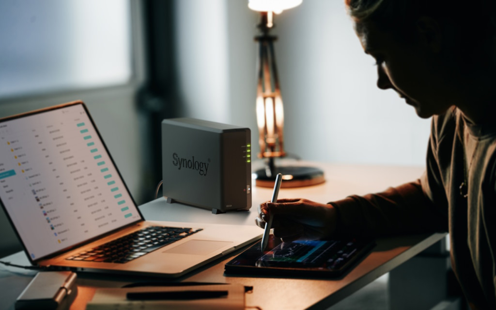 NAS Synology DS124 sur un bureau