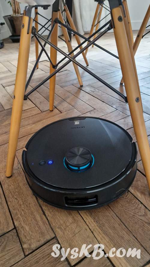 Le robot Ultenic T20 Pro se faufille sous ma cathédrale de chaises