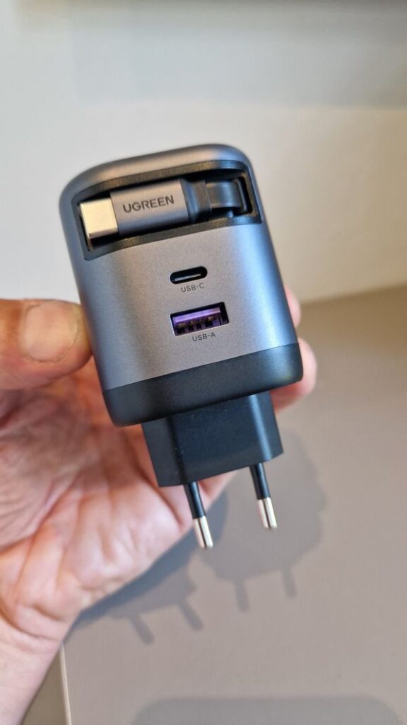 Chargeur USB-C UGREEN avec câble rétractable