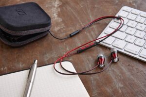 Écouteurs Sennheiser sur bureau en bois