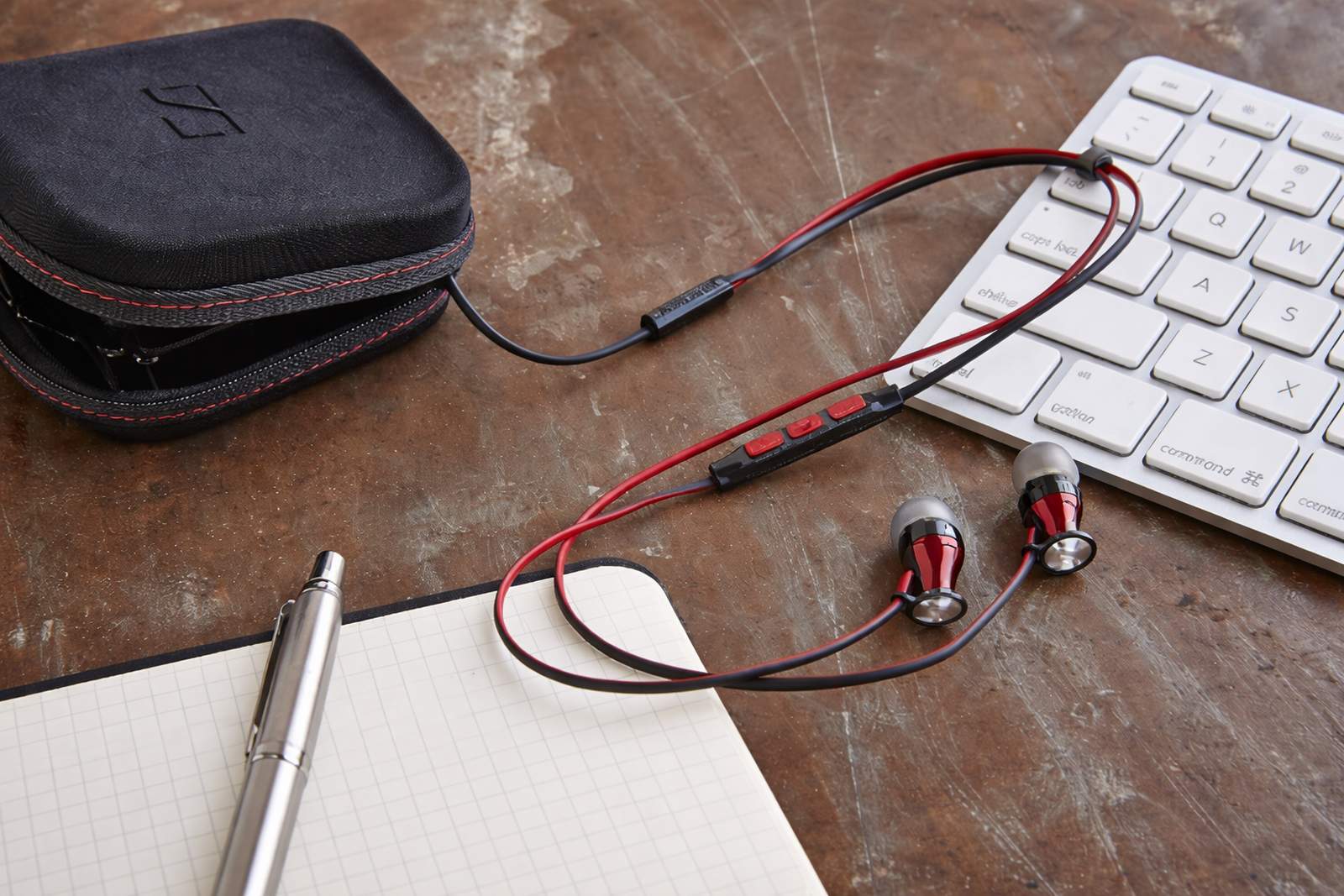 Écouteurs Sennheiser sur bureau en bois