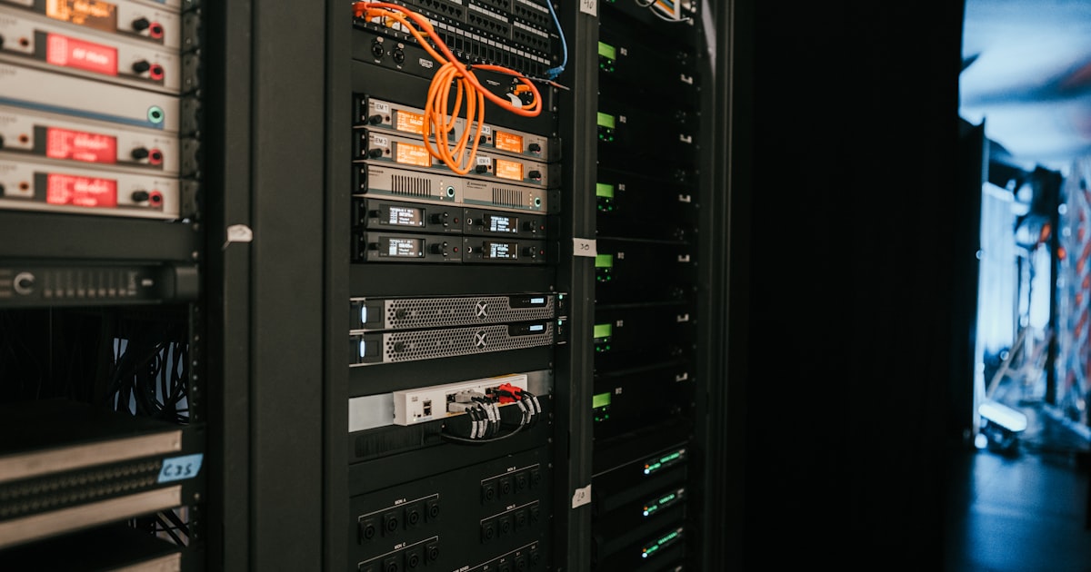 Baie de serveurs dans un datacenter — sauvegarder WordPress sur un VPS Debian vers Google Drive avec rclone