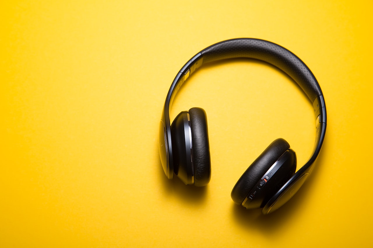 Casque audio audiophile posé sur une table