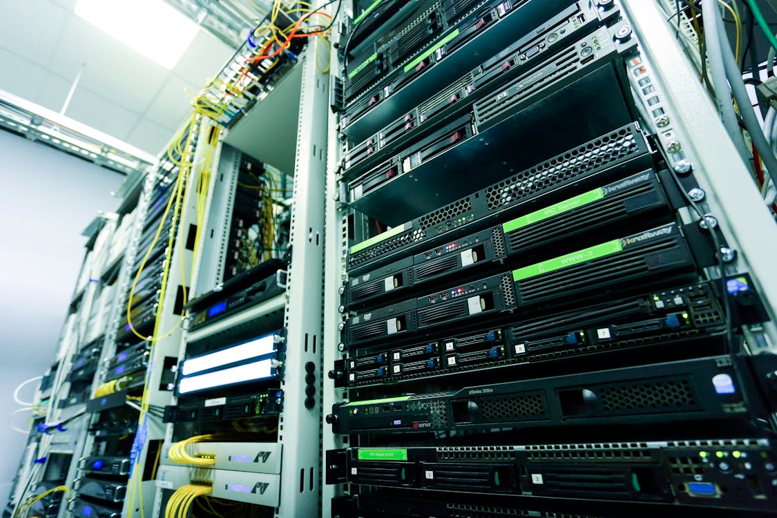 Des serveurs dans un rack