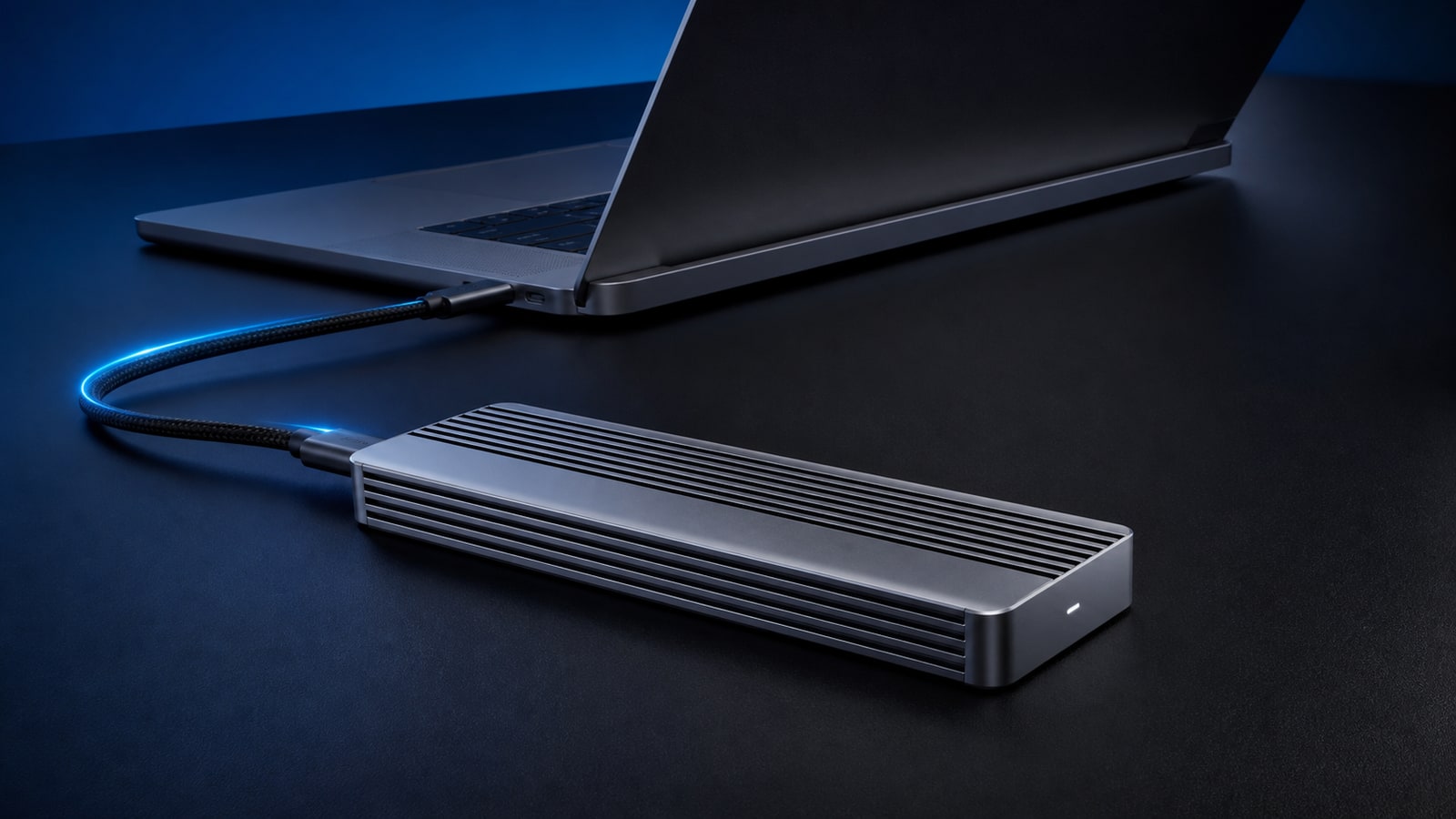Boîtier SSD NVMe externe relié en Thunderbolt à un ordinateur portable