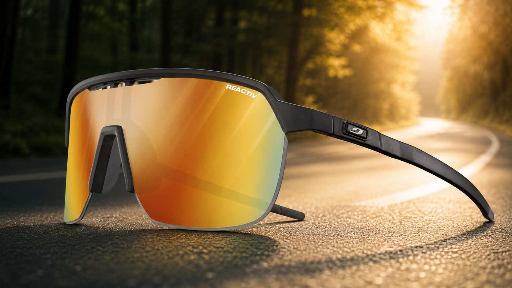 Lunettes Julbo Frequency REACTIV 1-3 sur une route passant de l’ombre à la lumière