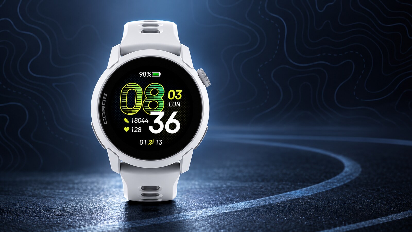 Montre GPS COROS PACE 4 sur un fond sombre inspiré d’une piste de course et de courbes topographiques