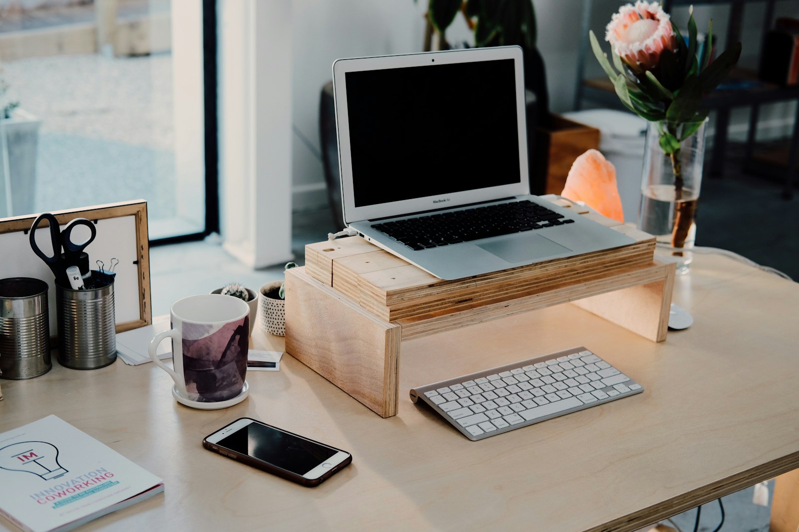 MacBook sur un bureau illustrant l’organisation de fichiers dans le Finder