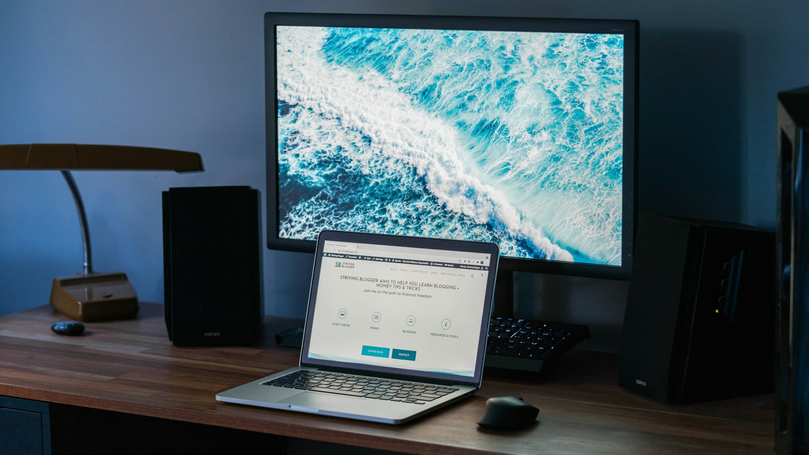 MacBook sur un bureau illustrant la gestion des applications au démarrage de macOS