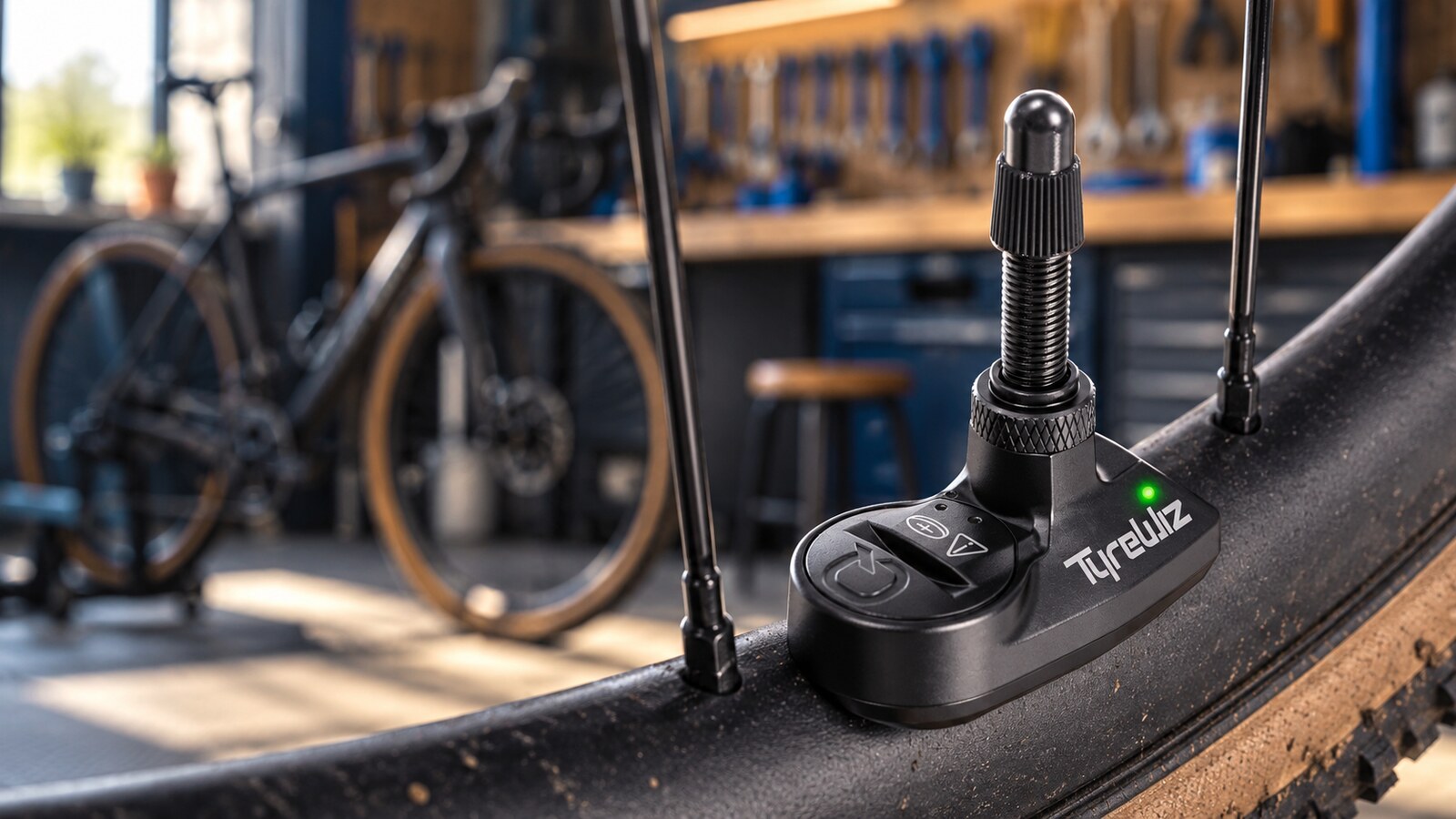 Capteur de pression Quarq TyreWiz 2.0 monté sur une jante de vélo gravel